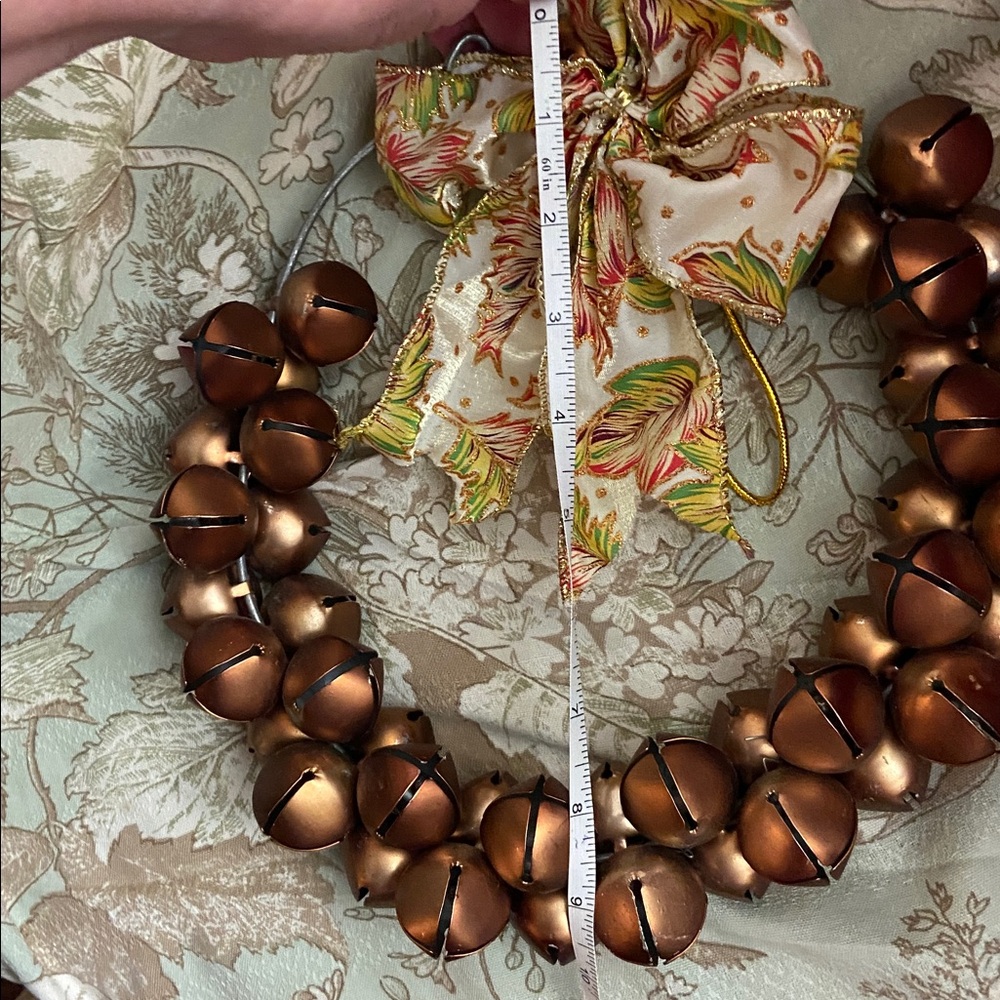 5/$10❤️❤️❤️Vintage 80s Festive Copper Tone Alloy Bell Wreath with Bow - Picture 3 of 3